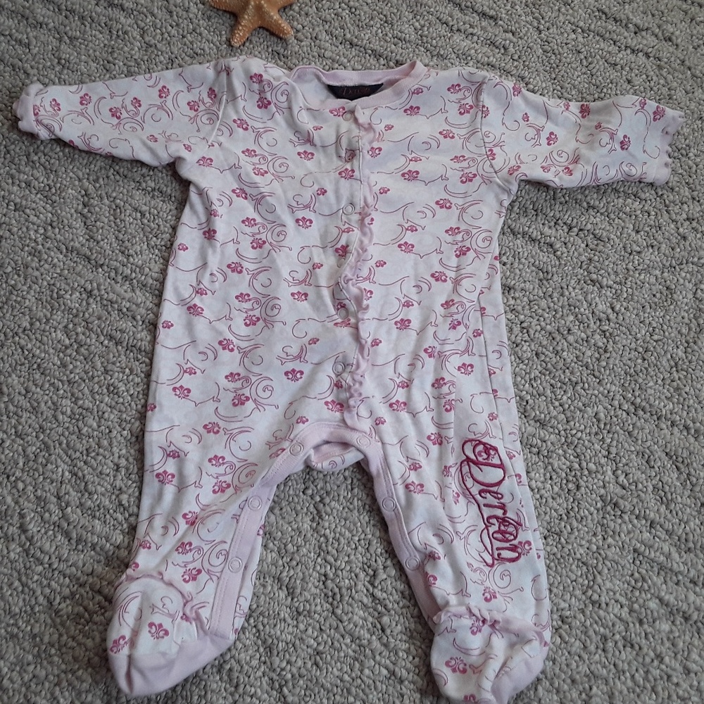Super cute Dereon Baby girl sleeper